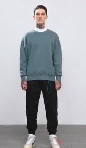 Обычный однотонный свитшот в ярких цветах фото