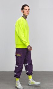 Обычный однотонный свитшот в ярких цветах фото