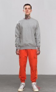 Обычный однотонный свитшот в ярких цветах фото