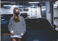 Кофта кенгурушка в черно белую клетку фото