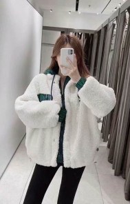 Плюшевая теплая белая кофта куртка с зеленым капюшоном женская фото