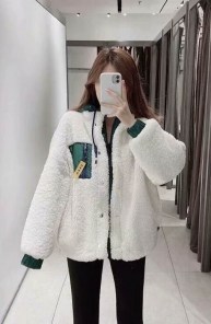 Плюшевая теплая белая кофта куртка с зеленым капюшоном женская фото