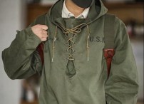 Оригинальная мужская ветровка анорак на завязках болотного цвета фото