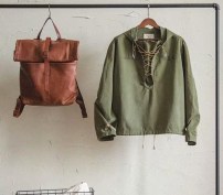 Оригинальная мужская ветровка анорак на завязках болотного цвета фото