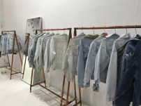 Джинсовая куртка с рваными локтями и надписью Pablo фото