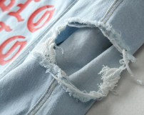 Джинсовая куртка с рваными локтями и надписью Pablo фото