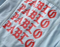 Джинсовая куртка с рваными локтями и надписью Pablo фото