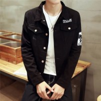 Черная джинсовая мужская куртка с белыми надписями