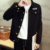 Черная джинсовая мужская куртка с белыми надписями фото