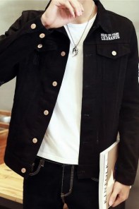 Черная джинсовая мужская куртка с белыми надписями фото