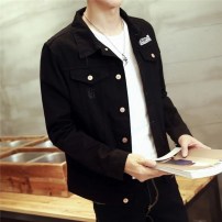 Черная джинсовая мужская куртка с белыми надписями фото