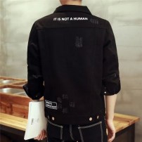 Черная джинсовая мужская куртка с белыми надписями фото