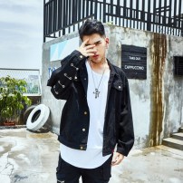 Джинсовая куртка с декоративными булавками на рукавах