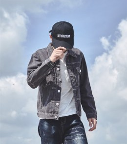 Легкая джинсовая куртка с заплатками на локтях