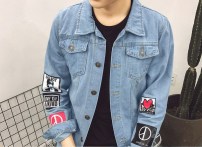 Легкая мужская джинсовая курточка с рисунками фото