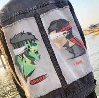 Черная джинсовая куртка мужская с большим рисунком на спине фото