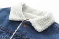 Легкая классическая женская джинсовка с мехом фото