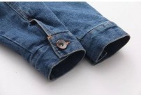 Легкая классическая женская джинсовка с мехом фото