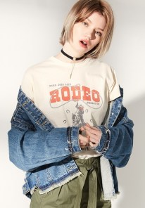 Свободная короткая женская джинсовая куртка фото