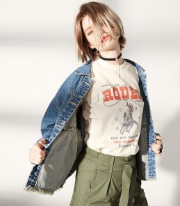 Свободная короткая женская джинсовая куртка фото