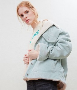 Модная вельветовая куртка на меху женская фото