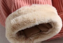 Яркая короткая куртка из вельвета на меху для девушки фото