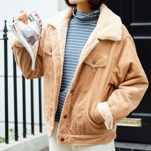 Яркая короткая куртка из вельвета на меху для девушки фото