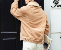 Яркая короткая куртка из вельвета на меху для девушки фото