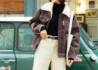 Яркая короткая куртка из вельвета на меху для девушки фото