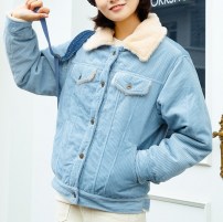 Яркая короткая куртка из вельвета на меху для девушки фото