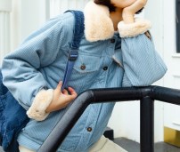 Яркая короткая куртка из вельвета на меху для девушки фото