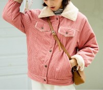 Яркая короткая куртка из вельвета на меху для девушки фото