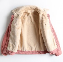 Яркая короткая куртка из вельвета на меху для девушки фото