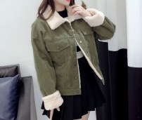 Женская вельветовая зимняя куртка  с меховым воротником и манжетами фото