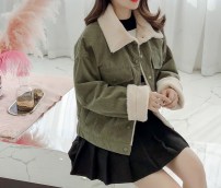 Женская вельветовая зимняя куртка  с меховым воротником и манжетами фото