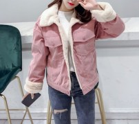 Женская вельветовая зимняя куртка  с меховым воротником и манжетами фото