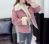 Женская вельветовая зимняя куртка  с меховым воротником и манжетами фото