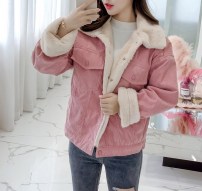 Женская вельветовая зимняя куртка  с меховым воротником и манжетами фото