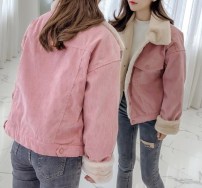 Женская вельветовая зимняя куртка  с меховым воротником и манжетами фото