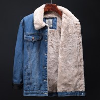 Зимняя джинсовая куртка с пышным теплым мехом - мужская фото