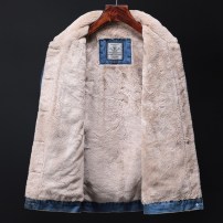 Зимняя джинсовая куртка с пышным теплым мехом - мужская фото