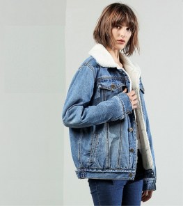 Свободная синяя джинсовая куртка с мехом для девушки фото