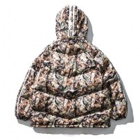 Яркая зимняя огромная дутая куртка фото