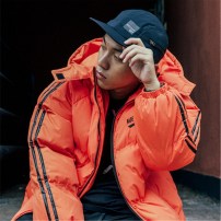 Яркая зимняя огромная дутая куртка фото