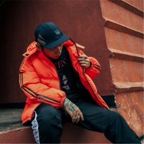 Яркая зимняя огромная дутая куртка фото