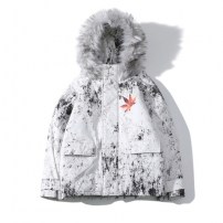 Мужская куртка с пятнами и пышным мехом фото