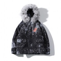 Мужская куртка с пятнами и пышным мехом фото