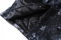 Мужская куртка с пятнами и пышным мехом фото