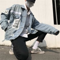 Оверсайз куртка джинсовая с рваными рукавами фото