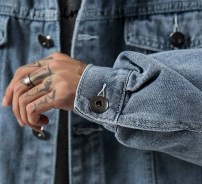 Классическая куртка джинсовая с фото рисунком на спине фото